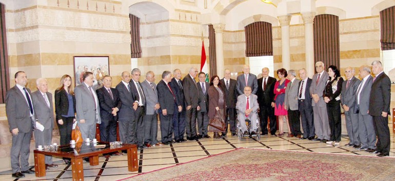 رئيس الحكومة تمام سلام مستقبلا مجلس نقابة المحررين برئاسة النقيب الياس عون محمود الطويل 