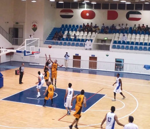 محاولة من لاعب القادسية صالح يوسف للتسجيل في سلة الجهراء 