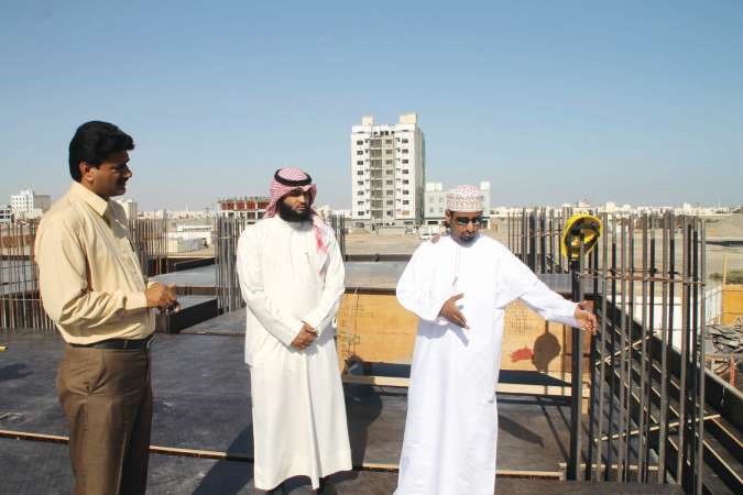 الفضلي مطلعا على احد المشاريع 