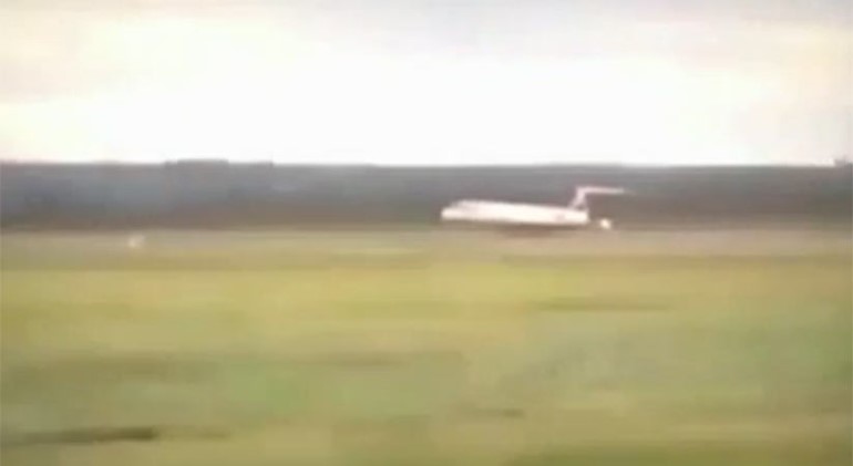بالفيديو.. كابتن طائرة برازيلية ينجح في الهبوط بعجلاتها الخلفية