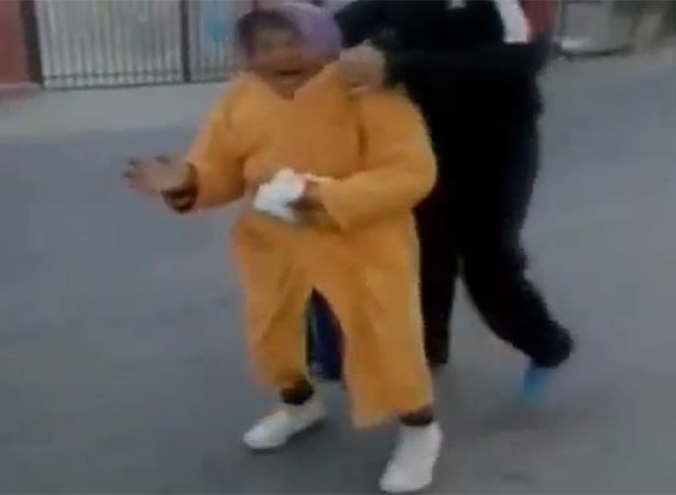 بالفيديو.. مخمور اراد المزاح مع عجوز فعذبها بشكل مهين 