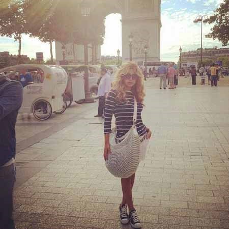 بالصور.. نوال الزغبي فتاة عشرينية في شوارع باريس 