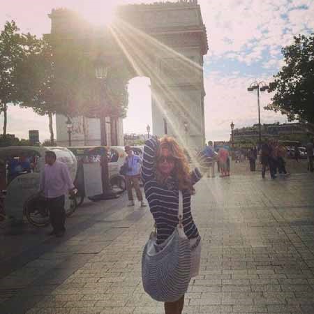 بالصور.. نوال الزغبي فتاة عشرينية في شوارع باريس 