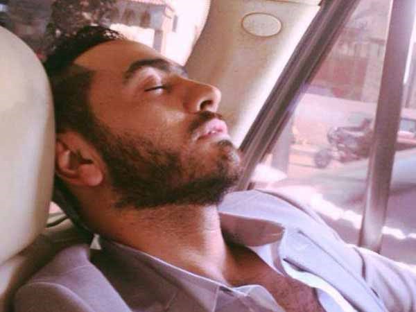 تامر حسني نائماً في كواليس «فرق توقيت» 