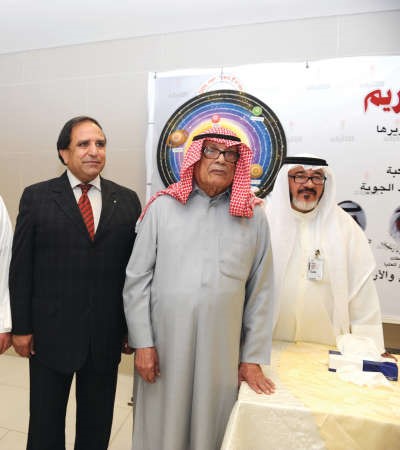 دصالح العجيري يتوسط مستشار الادارة العامة الزميل يوسف عبدالرحمن ومصطفى فاروق
