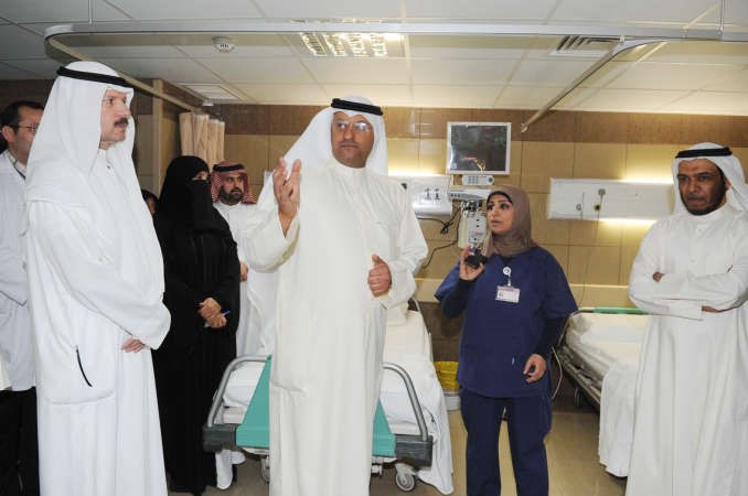 الوزير العبيدي خلال جولته في احد الاجنحة قاسم باشا