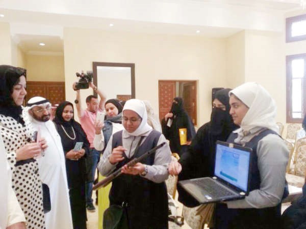 عبداللطيف البعيجان ونادية العريفان مع بعض الطالبات﻿