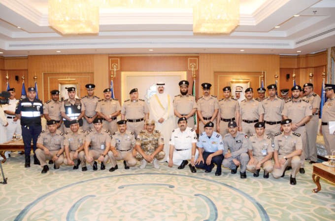 الشيخ محمد الخالد ووكيل وزارة الداخلية الفريق سليمان الفهد واللواء محمود الدوسري يتوسطون عددا من المكرمين﻿