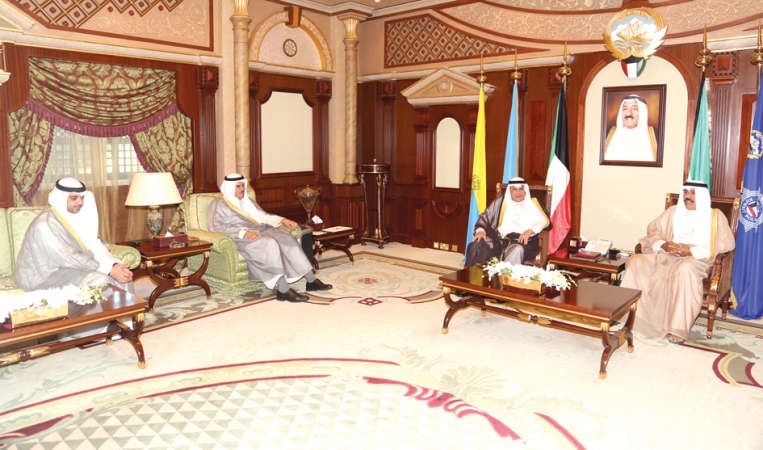 سمو ولي العهد الشيخ نواف الاحمد مستقبلا الشيخ خالد الجراح والشيخ سلمان الحمود والشيخ محمد العبدالله