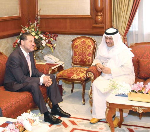 سمو الشيخ جابر المبارك خلال استقباله ياسر محمود عباس 