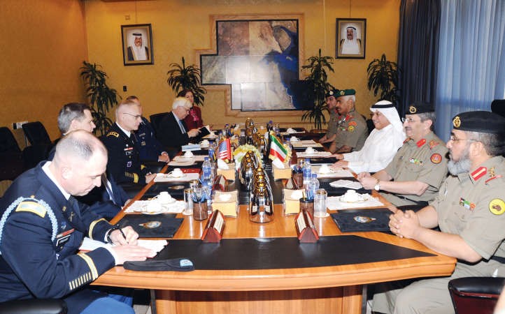 الشيخ خالد الجراح خلال اجتماعه مع قائد قيادة القوة البرية الاميركية الوسطى الفريق جيمس تيري
