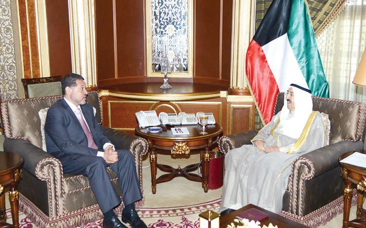 صاحب السمو الامير الشيخ صباح الاحمد مستقبلا ياسر عباس مبعوث الرئيس الفلسطيني 