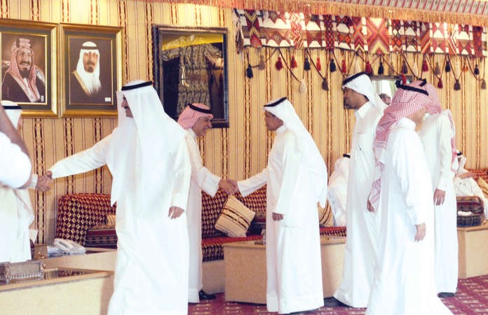 السفير السعودي د عبدالعزيز الفايز في استقبال المواطنين السعوديين الذين توافدوا على السفارة 