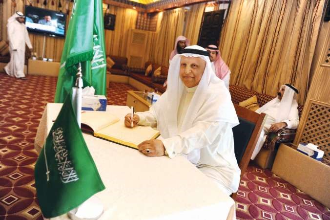 احد المواطنين السعوديين خلال تسجيل البيعة 