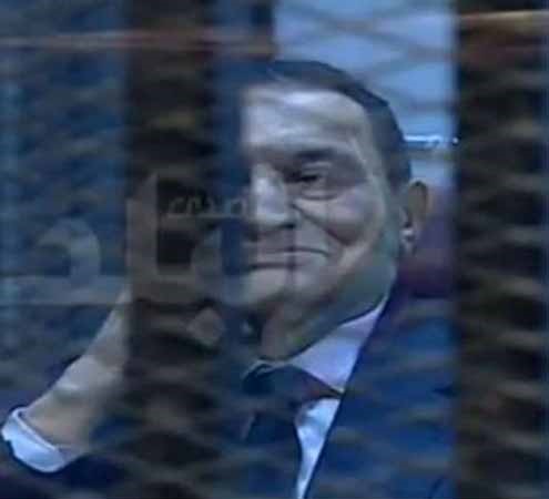 بالفيديو.. مبارك يظهر مبتسمًا ببدلة زرقاء في «محاكمة القرن»  