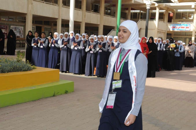 الطالبة غنى العلاج خلال الاحتفاء بها