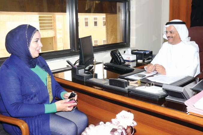 دهليل المطيري متحدثا للزميلة الاء خليفة محمد خلوصي