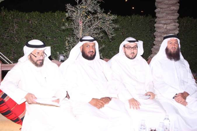 خالد السلطان واسامة الشاهين وعبداللطيف العميري وفلاح الصواغ خلال الندوة محمد هاشم