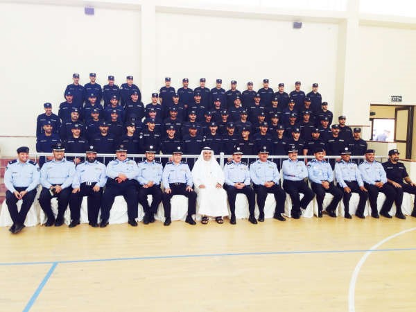 العميد المكراد وقيادات الاطفاء يتوسطون الخريجين 
