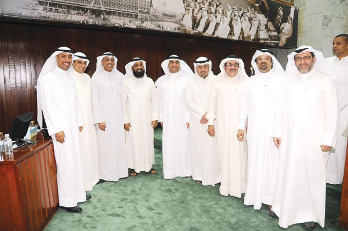 مهلهل الخالد مع دحسن كمال وماسامة الدعيج واحمد الفضالة ومعلي الموسى ومشعل الجويسري ومانع العجمي وماحمد المنفوحي ودمنصور الخرينج
