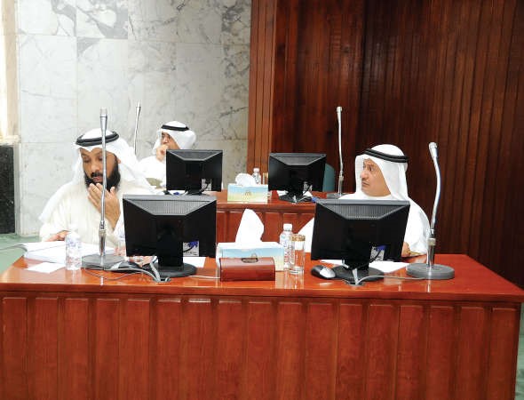 عادل الميع ومانع العجمي خلال متابعة الجلسة

