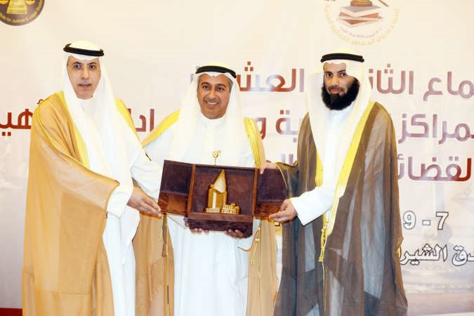 دنايف العجمي مكرما احد المشاركين﻿