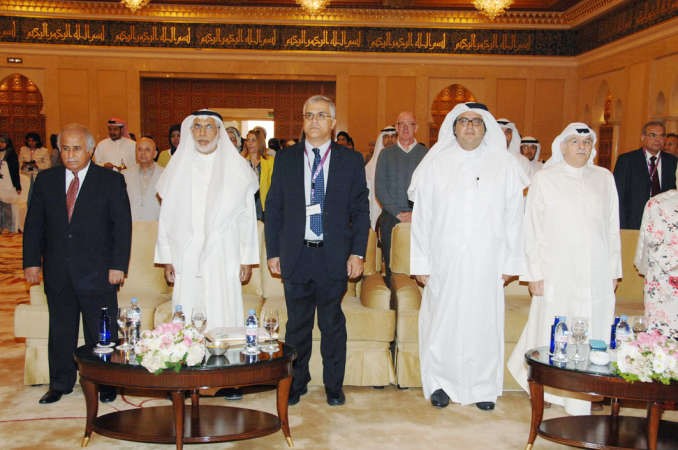 د عبداللطيف البدر ود قاسم صالح يتقدمان الحضور هاني عبدالله