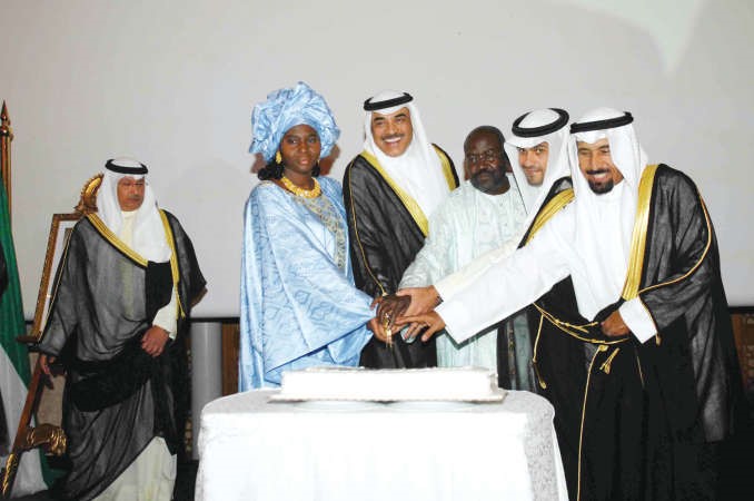 الشيخ صباح الخالد يشارك انس الصالح والشيخ علي الجابر والسفير السنغالي وحرمه قطع كعكة الاحتفال 