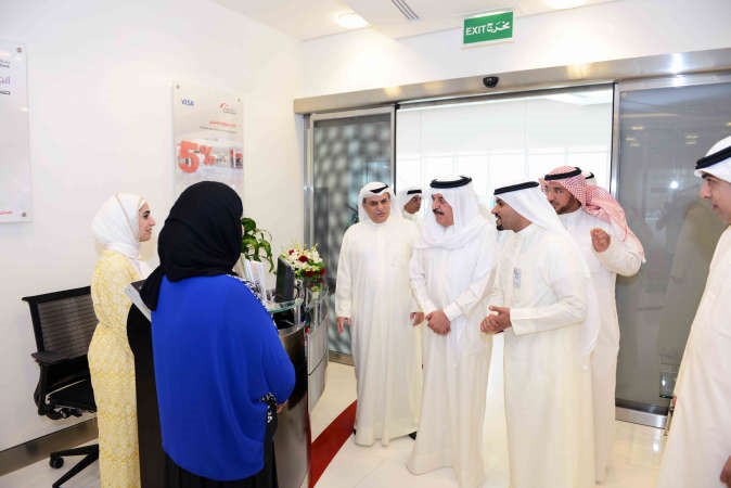 الفريق عبدالله الفارس وعادل الماجد في جولة داخل الفرع الجديد