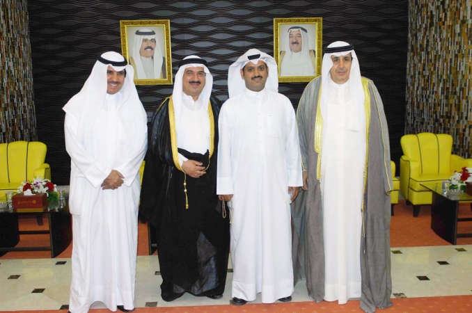 عبدالعزيز الخالدي والشيخ مالك الصباح وشافي العجمي خلال المعرض ﻿