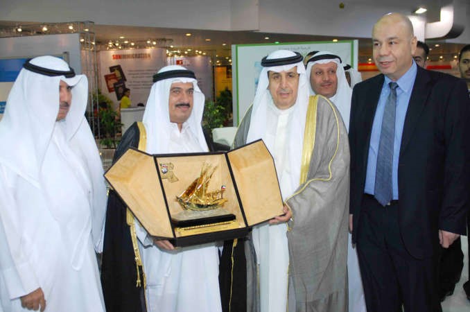 الشيخ مالك الصباح ووليد القدومي يكرمان عبدالعزيز الخالدي ﻿