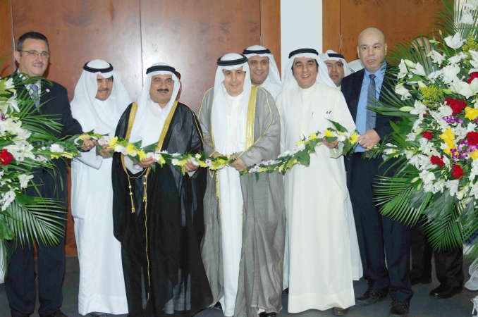 عبدالعزيز الخالدي والشيخ مالك الصباح وعماد تيفوني ووليد القدومي يقصون شريط افتتاح المعرض		 هاني عبدالله ﻿