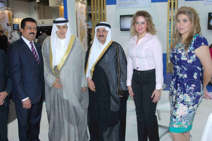 الخالدي والشيخ مالك الصباح بجناح احدى الشركات المشاركة ﻿