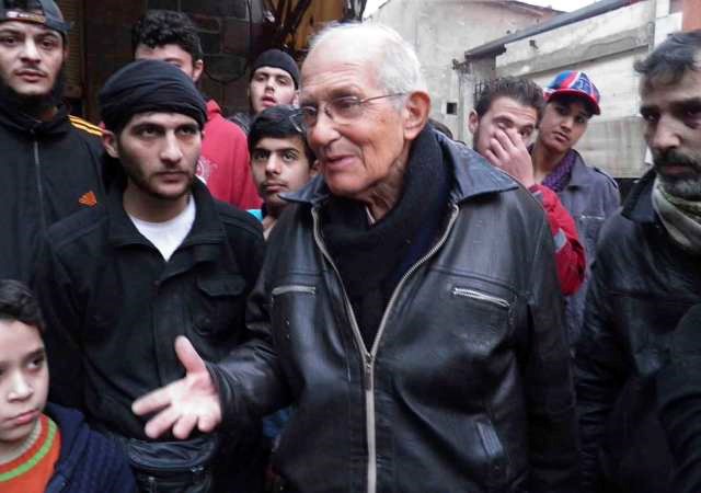 صورة تعود الى تاريخ 29 يناير الماضي للاب فرانس مع المدنيين المحاصرين في حمص رويترز 