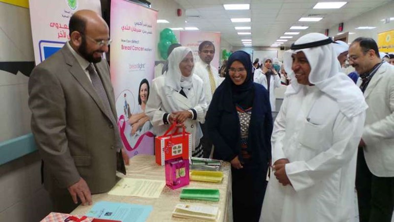 دطارق الجسار ود منال المطر وجولة في المعرض المقام على هامش الاحتفال