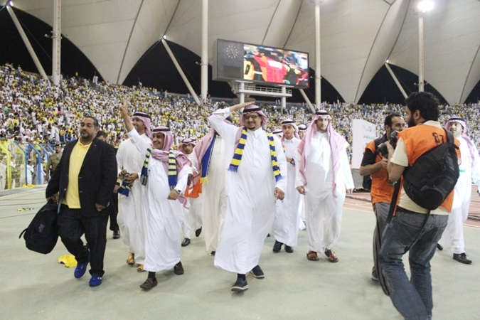 رئيس نادي النصر فيصل بن تركي في الملعب