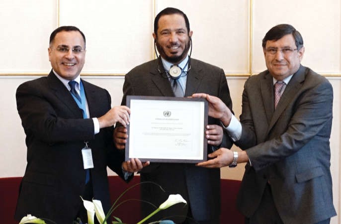 د عبدالله المعتوق خلال تسلمه شهادة التقدير ﻿