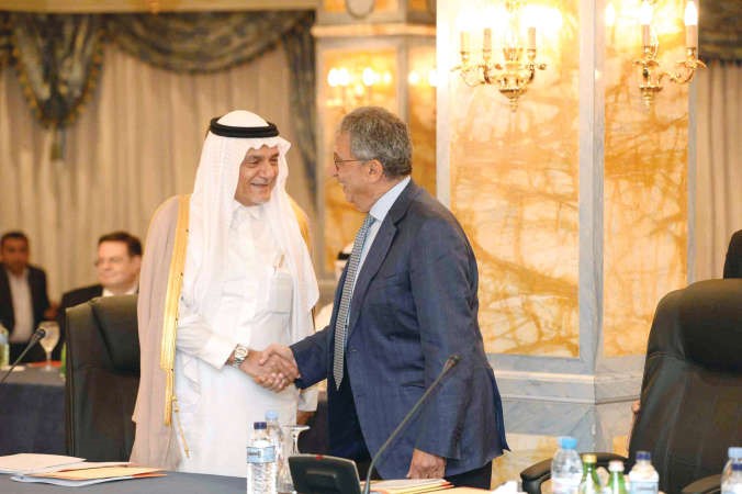 الامير تركي الفيصل مصافحا عمرو موسى 