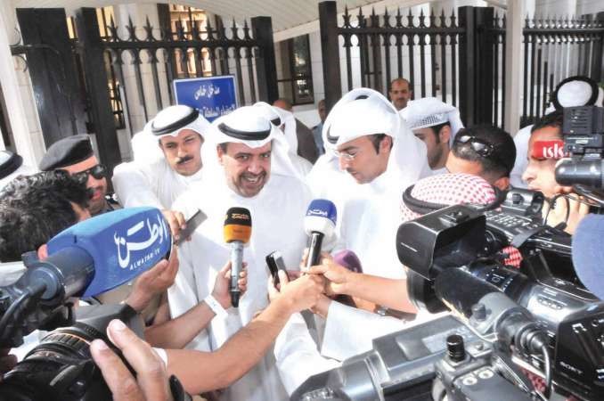 الشيخ احمد الفهد متحدثا للصحافيين بعد خروجه من النيابة امس ﻿