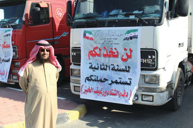 وليد الربيعة امام شاحنات الاغاثة الموجهة للشعب السوري