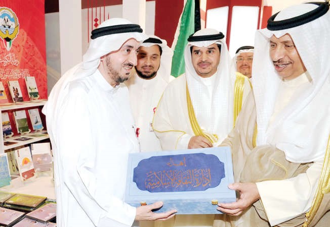 سمو رئيس مجلس الوزراء الشيخ جابر المبارك يتسلم هدية تذكارية من ادارة الثقافة الاسلامية خلال زيارته جناحها