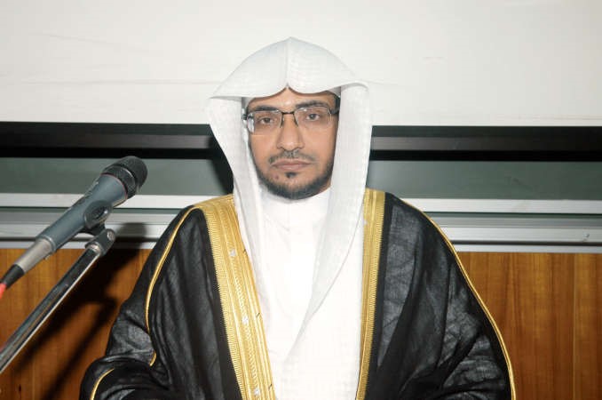 دصالح المغامسي متحدثا خلا المحاضرة﻿