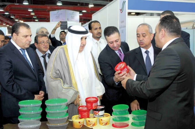 عبدالعزيز الخالدي والمستشار عصام البدور والمدير يعرب القضاة خلال جولة في المعرض