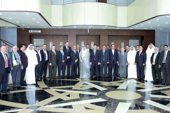 عبدالعزيز الخالدي مع عدد من المشاركين في حفل افتتاح معرض الصناعات الاردنية هاني عبدالله