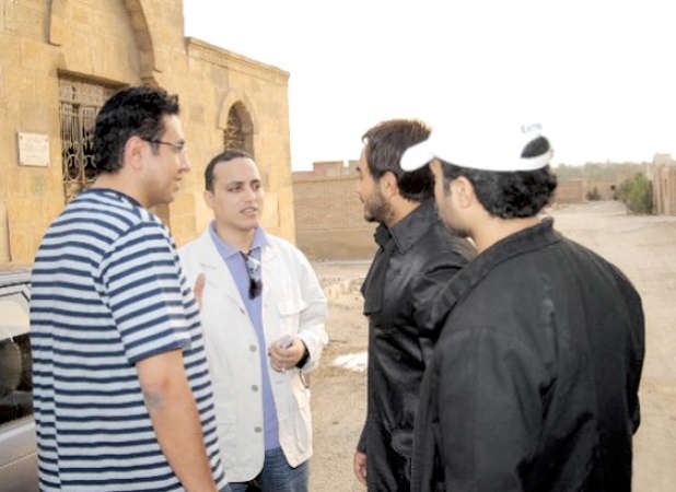 تامر اثناء زيارته لقبر العندليب﻿