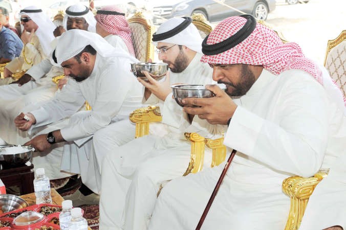 الشيخ احمد المنصور يشرب حليب النوق
