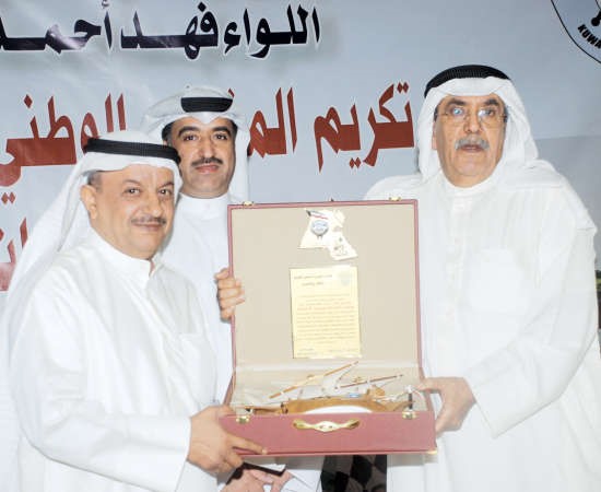 النجار يتسلم درع التكريم من اللواء فهد الفهد﻿