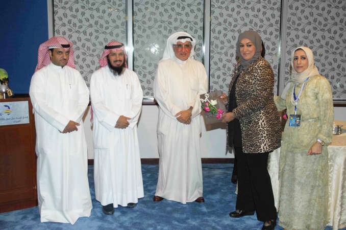 عبدالرحمن الفارسي مكرما احدى المتقاعدات﻿