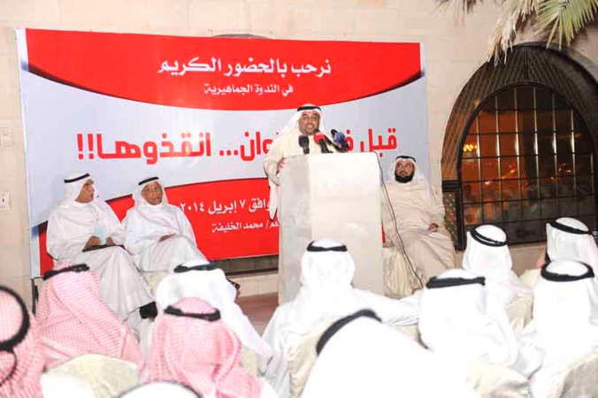 عبدالرحمن العنجري متحدثا ويبدو د جمعان الحربش ومحمد الخليفة واحمد السعدون