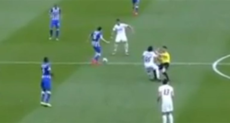 بالفيديو.. تصادم عنيف بين حكم ولاعب في الدوري البرتغالي